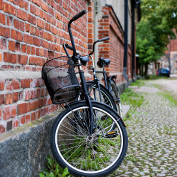 Fahrrad auf Kopfsteinpflaster